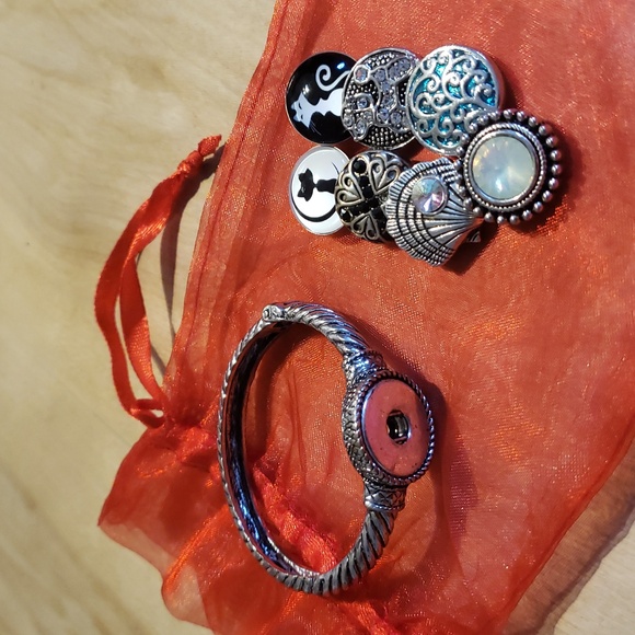 Stylish Silver Bracelet - Picture 2 of 4